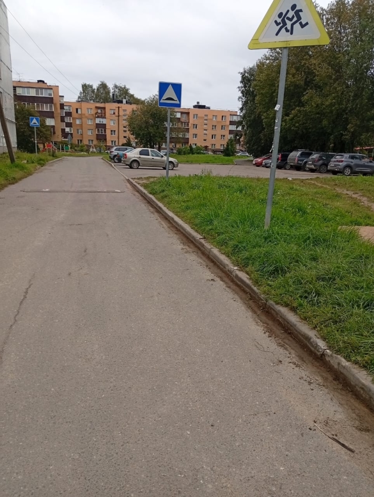 Сотрудники БМУ "Токсовская служба заказчика" проводят уборку лотковой зоны у многоквартирных домов..