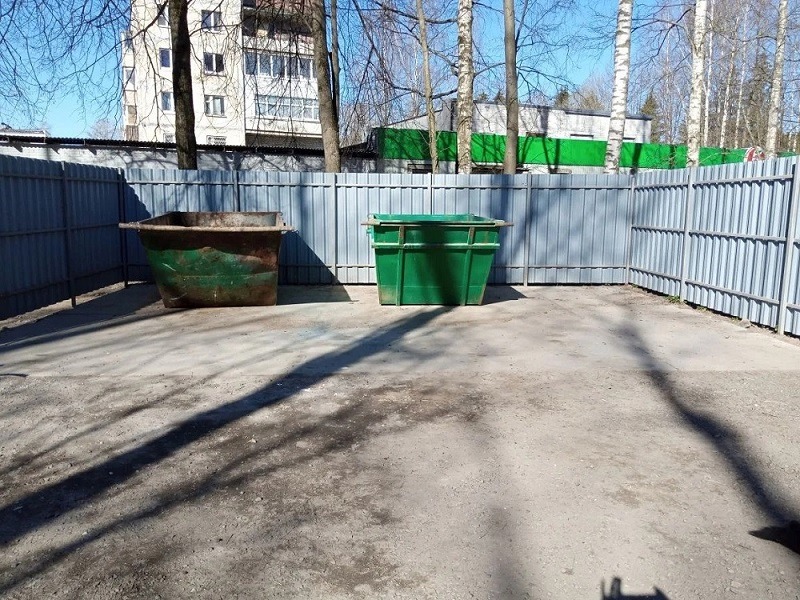 БМУ «Токсовская служба заказчика» продолжает проводить уборку территорий контейнерных площадок и очистку урн.