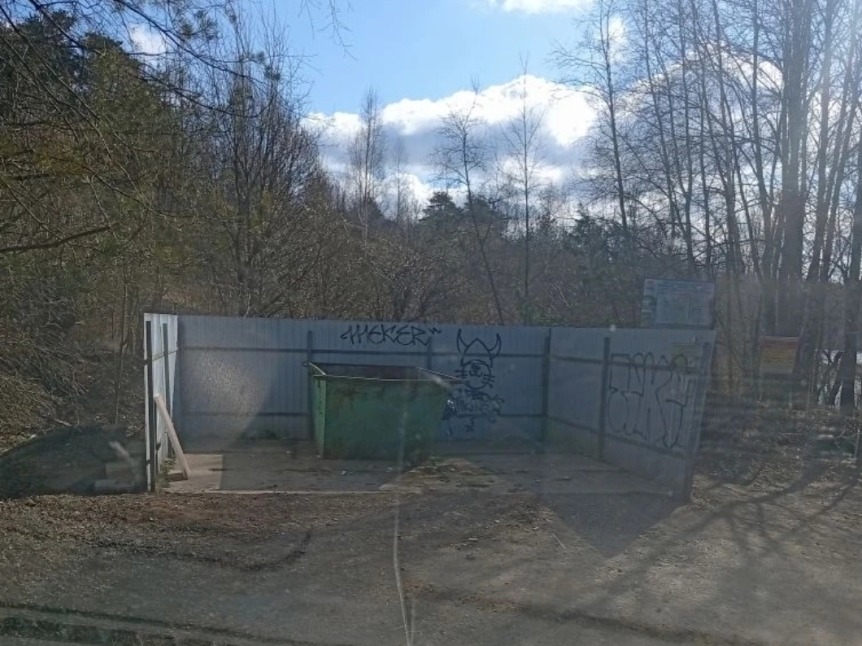 БМУ «Токсовская служба заказчика» продолжает проводить уборку территорий.