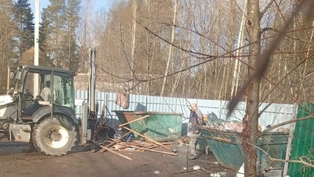 БМУ «Токсовская служба заказчика» продолжает проводить уборку территорий контейнерных площадок и очистку урн.