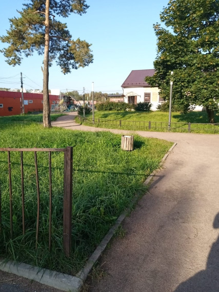 Сотрудниками БМУ "Токсовская служба заказчика" продолжается уборка.