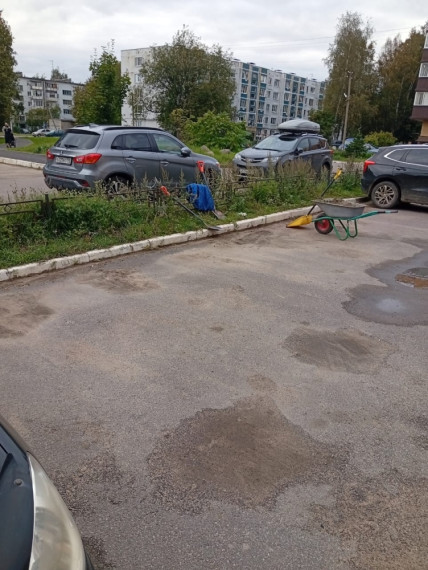 Сотрудники БМУ "Токсовская служба заказчика" проводят уборку лотковой зоны у многоквартирных домов..