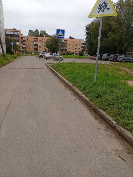 Сотрудники БМУ "Токсовская служба заказчика" проводят уборку лотковой зоны у многоквартирных домов..