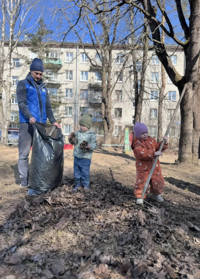 Сегодня жители д. Рапполово, члены общественного совета и их дети вместе с депутатом Роговым А. С. провели уборку на детской площадке у дома 1 по улице Центральной..