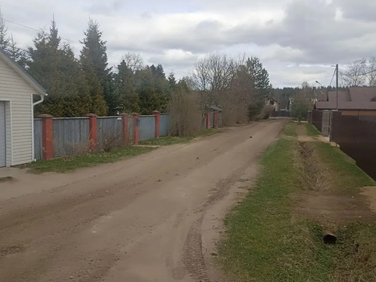 БМУ «ТСЗ» продолжает проводить работы по содержанию общественных территорий поселения в весенний период.
